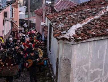«Ζωντάνεψε» το έθιμο της «περικεφαλαίας» στην Μυτιλήνη